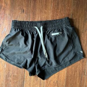 Vuori Clementine Shorts Black size Medium 2”
